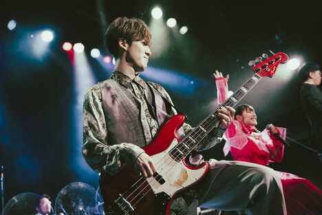 長島涼平（B, Cho）（Photo by Ray Otabe）