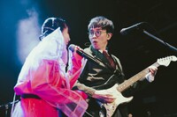 左からえみそん（Vo）、三浦太郎（G, Vo, Cho）。（Photo by Ray Otabe）