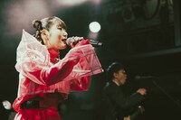 えみそん（Vo）（Photo by Ray Otabe）