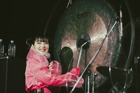 銅鑼を叩くえみそん（Vo）。（Photo by Ray Otabe）