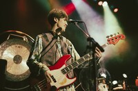 長島涼平（B, Cho）（Photo by Ray Otabe）