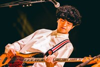 穴見真吾（B / 緑黄色社会）（撮影：渡邉一生）