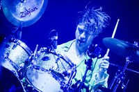 リアド偉武（Dr / [Alexandros]）（撮影：渡邉一生）