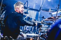 FUJI（Dr, Cho / WANIMA）（撮影：渡邉一生）