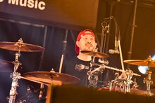 藤原“34才”広明（Dr / SUPER BEAVER）（Photo by AZUSA TAKADA）