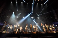 INIとWANIMAのコラボステージの様子。（Photo by AZUSA TAKADA）