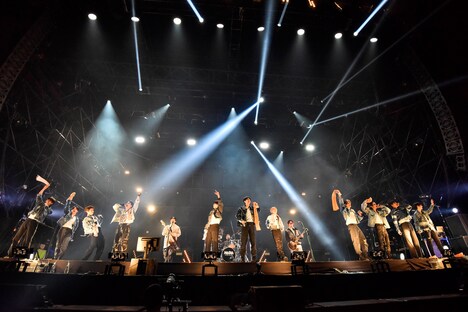 INIとWANIMAのコラボステージの様子。（Photo by AZUSA TAKADA）