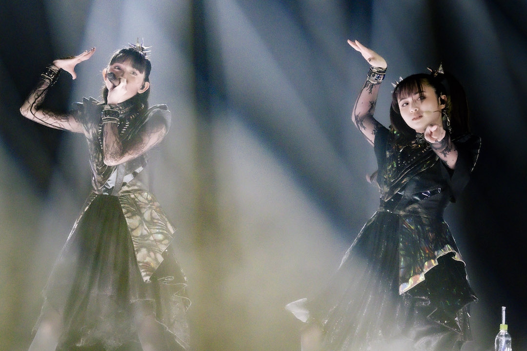 人気画像8位は「BABYMETALが大歓声の中で復活！分身？クリスタル棺桶？衝撃展開で新世界へ」より、BABYMETAL。（Photo by Taku Fujii）
