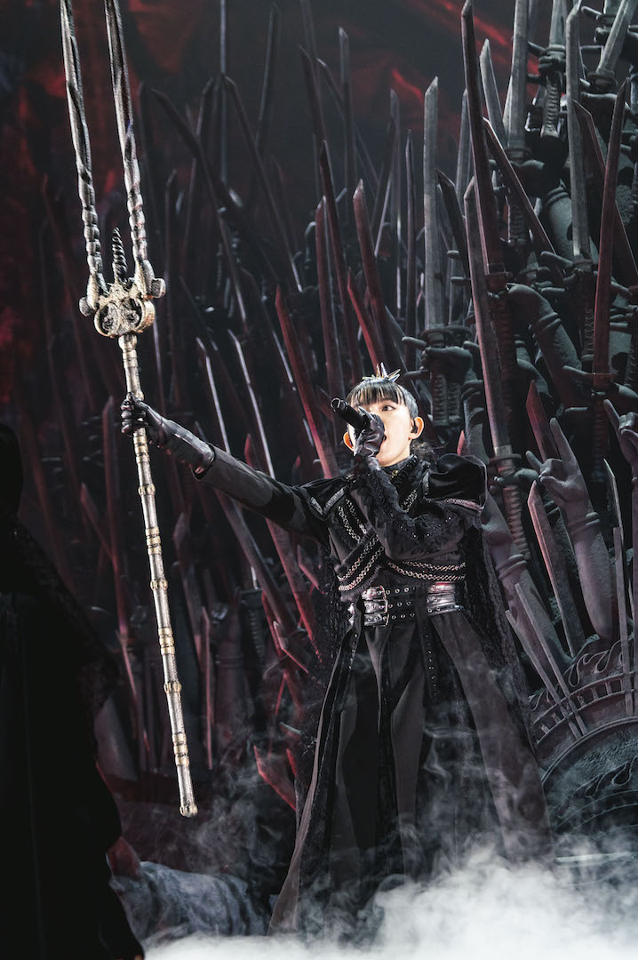 人気画像3位は「BABYMETALが大歓声の中で復活！分身？クリスタル棺桶？衝撃展開で新世界へ」より、SU-METAL。（Photo by Takeshi Yao）