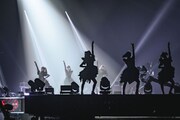 人気画像1位は「BABYMETALが大歓声の中で復活！分身？クリスタル棺桶？衝撃展開で新世界へ」より、「ド・キ・ド・キ☆モーニング」パフォーマンス中のBABYMETAL。（Photo by Takeshi Yao）
