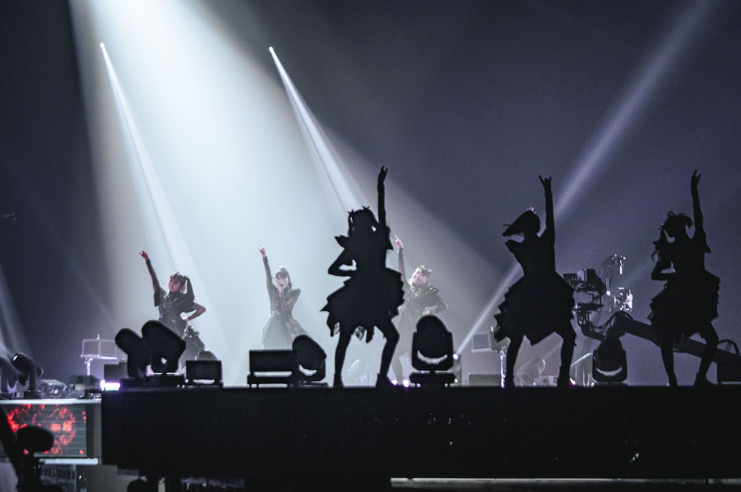 「ド・キ・ド・キ☆モーニング」パフォーマンス中のBABYMETAL。（Photo by Takeshi Yao）