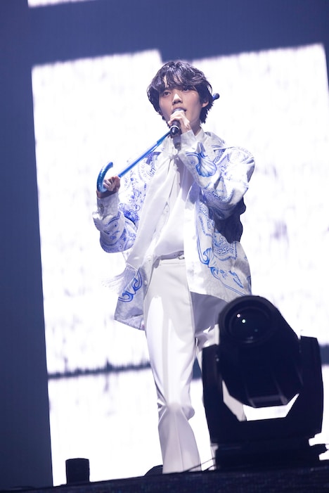 小泉光咲のソロパフォーマンスの様子。
