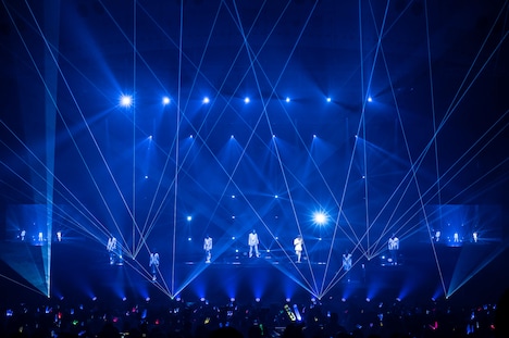 「僕らの世界・物語」のパフォーマンスの様子。