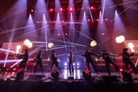 「Lion」のパフォーマンスの様子。