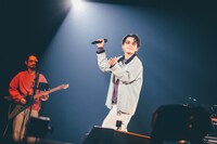 左から長岡亮介（G, Cho / ペトロールズ）、星野源。（Photo by TAICHI NISHIMAKI）