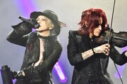HYDE（Vo）、SUGIZO（G, Violin）。