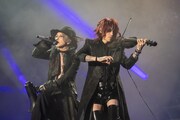 HYDE（Vo）、SUGIZO（G, Violin）。