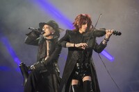 HYDE（Vo）、SUGIZO（G, Violin）。