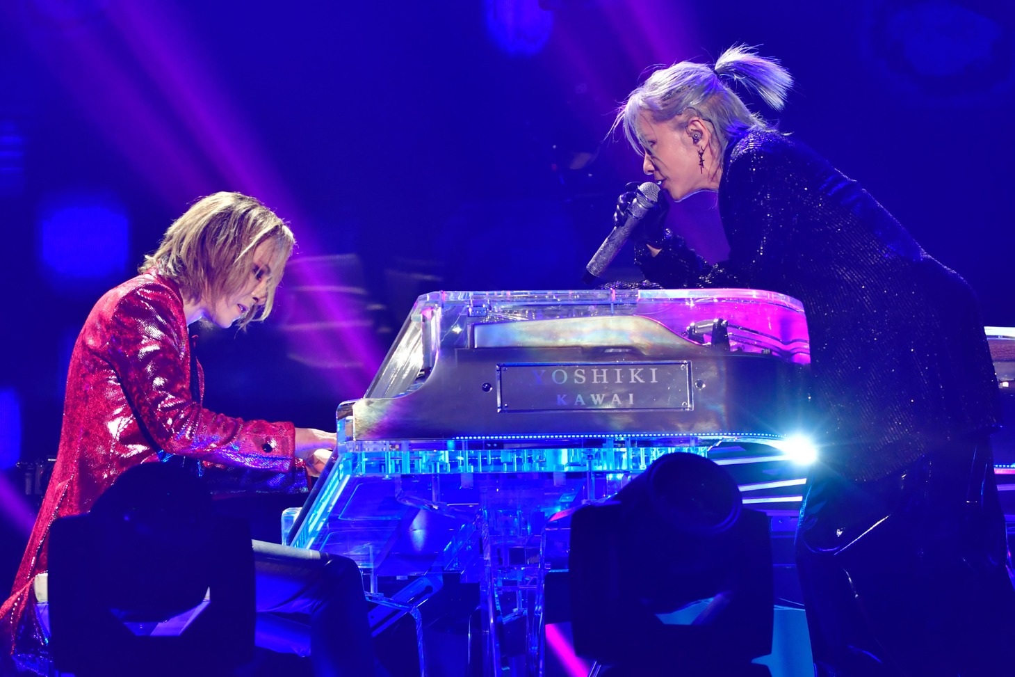 YOSHIKI（Dr, Piano）、HYDE（Vo）。