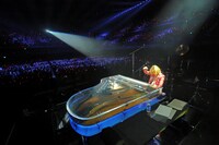 YOSHIKI（Dr, Piano）