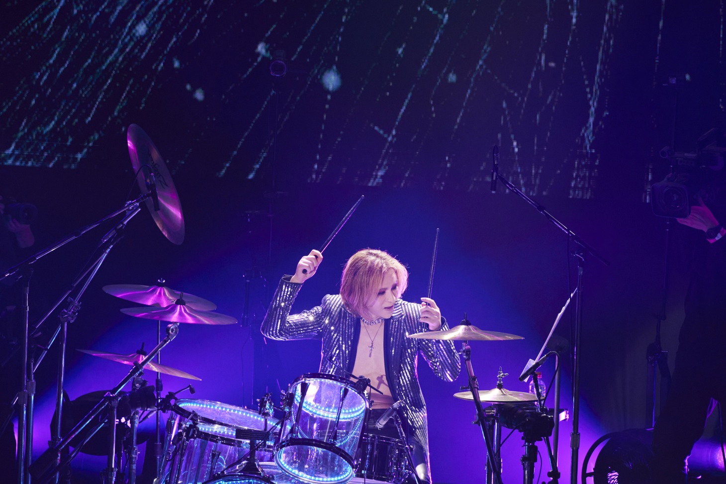 YOSHIKI（Dr, Piano）