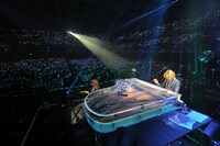 YOSHIKI（Dr, Piano）