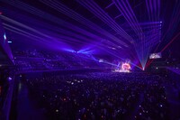 THE LAST ROCKSTARSのライブの様子。