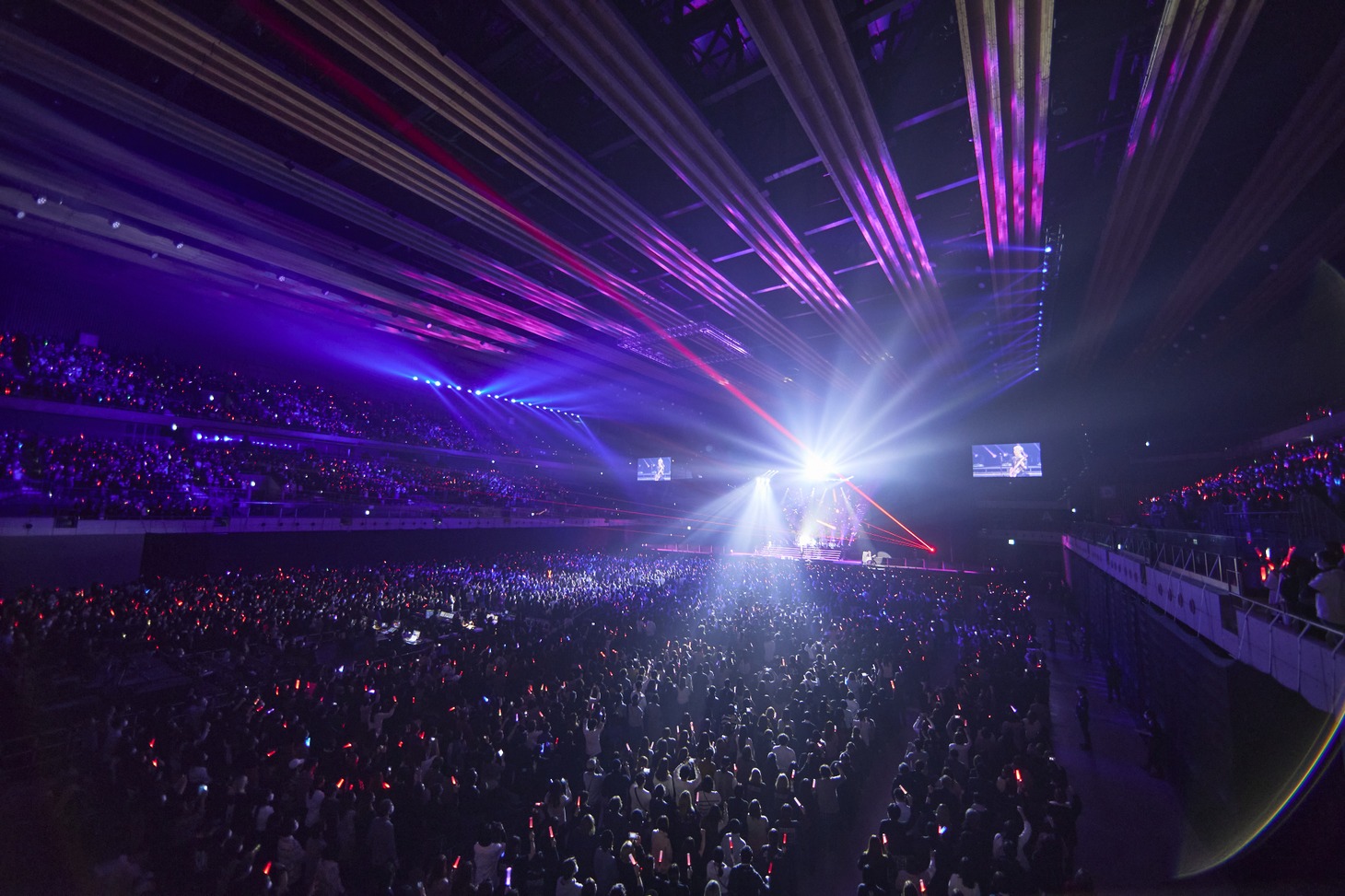 THE LAST ROCKSTARSのライブの様子。