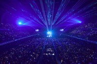 THE LAST ROCKSTARSのライブの様子。