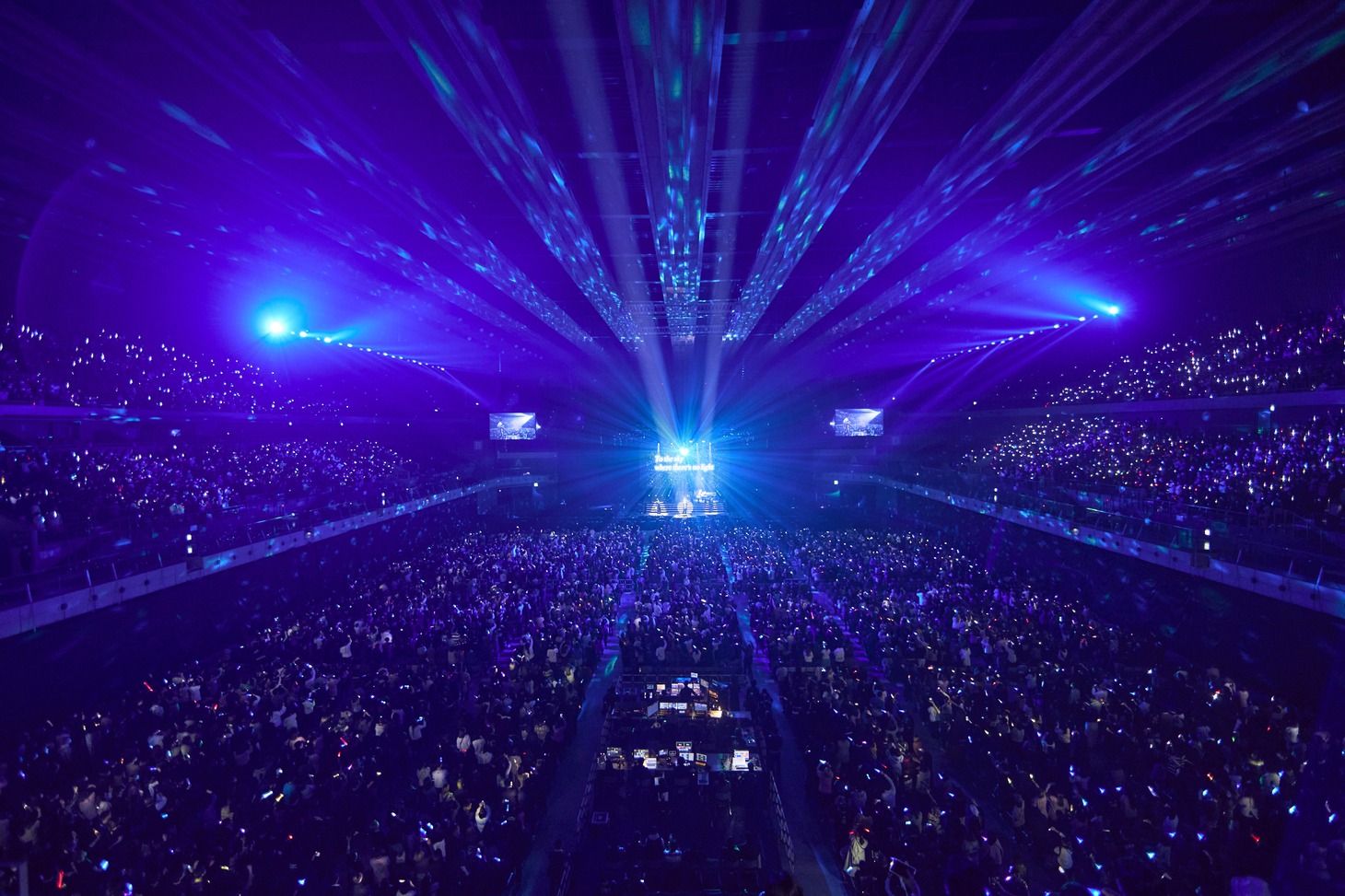 THE LAST ROCKSTARSのライブの様子。