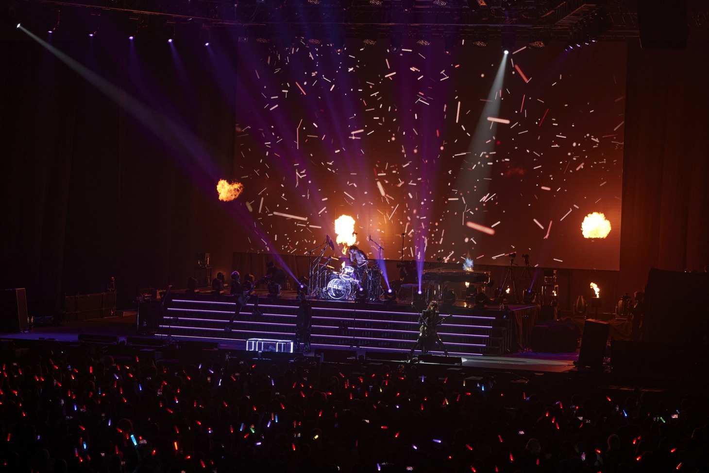 THE LAST ROCKSTARSのライブの様子。