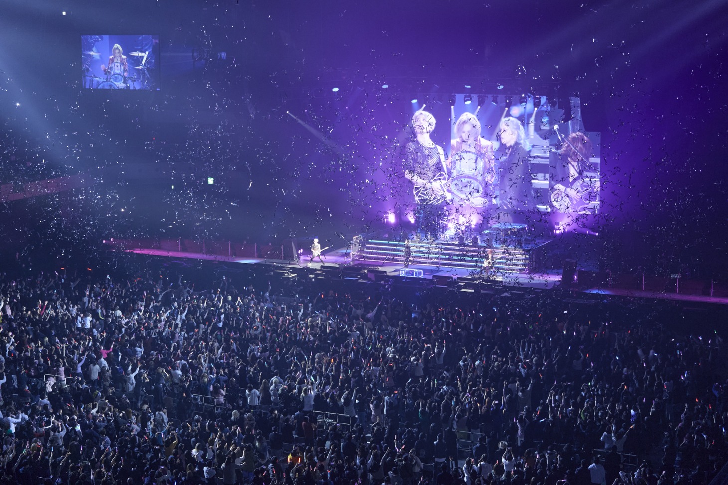 THE LAST ROCKSTARSのライブの様子。