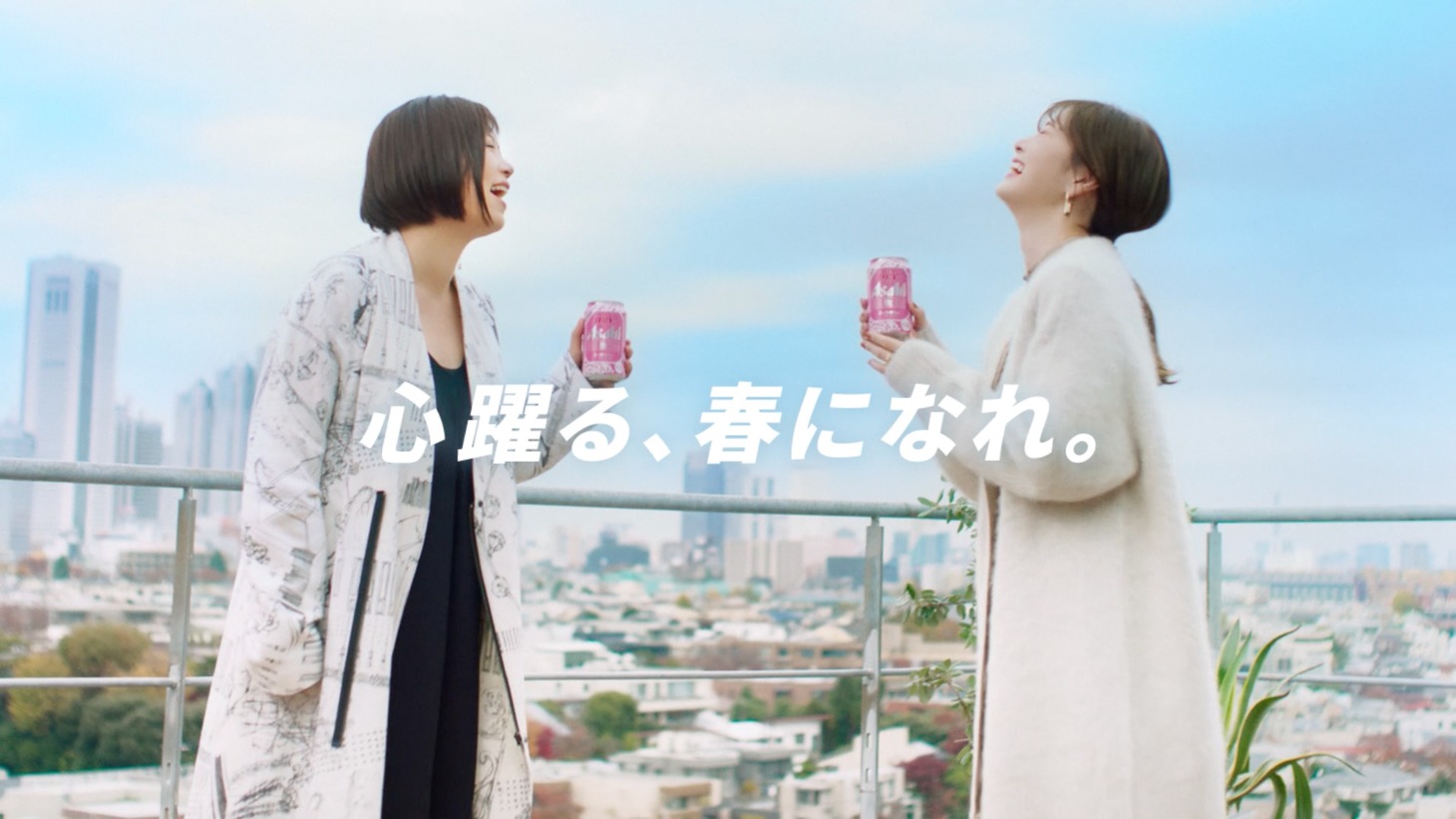 左から絢香、白石麻衣。