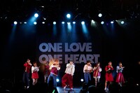 「ONE LOVE ONE HEART Oneman Live "LOVE1"」の様子。（写真提供：エイベックス）