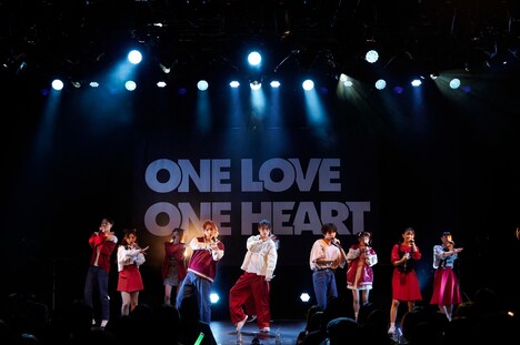 「ONE LOVE ONE HEART Oneman Live "LOVE1"」の様子。（写真提供：エイベックス）