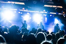 「OverTone Live Tour 2022-2023『POP APP』」岡山・CRAZYMAMA KINGDOM公演の様子。（撮影：藤田駿［ARIGATO MUSIC］）