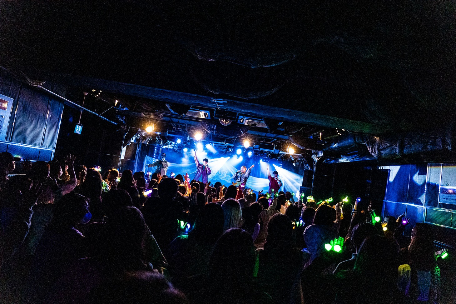 「OverTone Live Tour 2022-2023『POP APP』」岡山・CRAZYMAMA KINGDOM公演の様子。（撮影：藤田駿［ARIGATO MUSIC］）