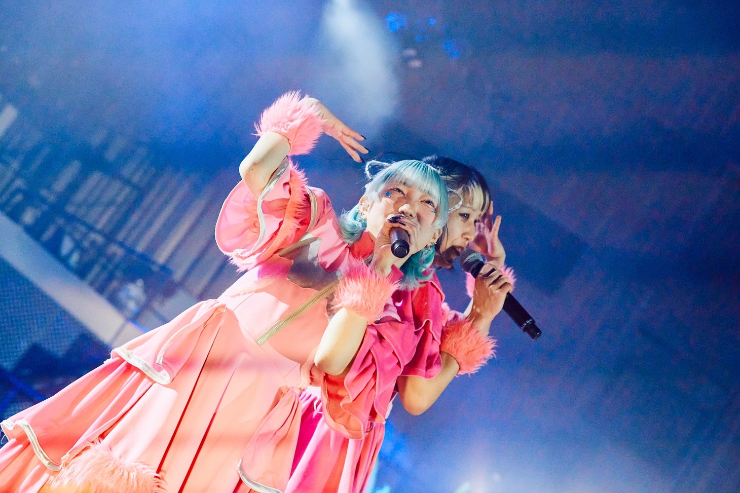 左からCHIYO-P、SHELLME。（Photo by Shota Ashino）