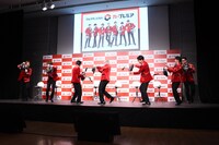 CMと同じくハンドルを握ってステージに走り出たGENERATIONS from EXILE TRIBE。