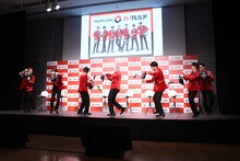 CMと同じくハンドルを握ってステージに走り出たGENERATIONS from EXILE TRIBE。