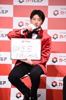 「最近あったプレミアな出来事」という質問に「自分も含めて誕生日の人が多くて、1月はお祝いしたりされたりだった」と明かした佐野玲於。