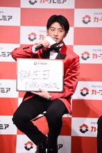 「最近あったプレミアな出来事」という質問に「自分も含めて誕生日の人が多くて、1月はお祝いしたりされたりだった」と明かした佐野玲於。