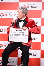 「最近あったプレミアな出来事」という質問に「たまたま入った酒店でレアな日本酒を手に入れた」と答えた中務裕太。