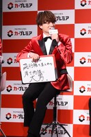 「最近あったプレミアな出来事」という質問に「飛行機の座席で大柄な男性2人に挟まれた」というエピソードを明かした白濱亜嵐。