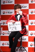 「最近あったプレミアな出来事」という質問に「飛行機の座席で大柄な男性2人に挟まれた」というエピソードを明かした白濱亜嵐。