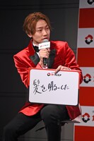 「最近あったプレミアな出来事」という質問に「髪を明るくした」と答えかけた小森隼。