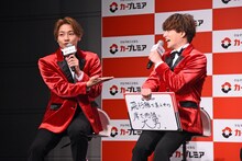 “引越し祝い発言”について「言った！」「言ってない！」と争う小森隼（左）と白濱亜嵐（右）。