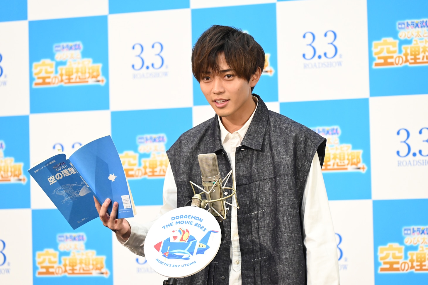 アフレコをする永瀬廉（King & Prince）。