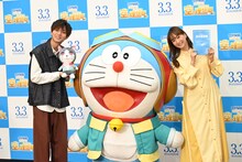 左から永瀬廉（King & Prince）、ドラえもん、藤本美貴。