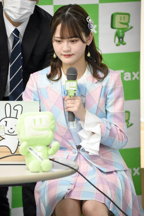 e-Taxを体験する高松瞳。